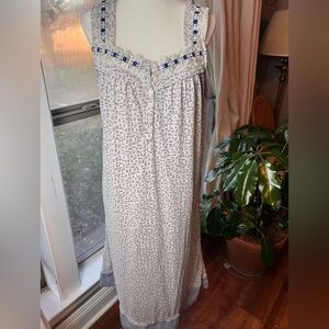 Floral Lace Trim Nightgown Size M blue white mother of pearl buttons loungewear